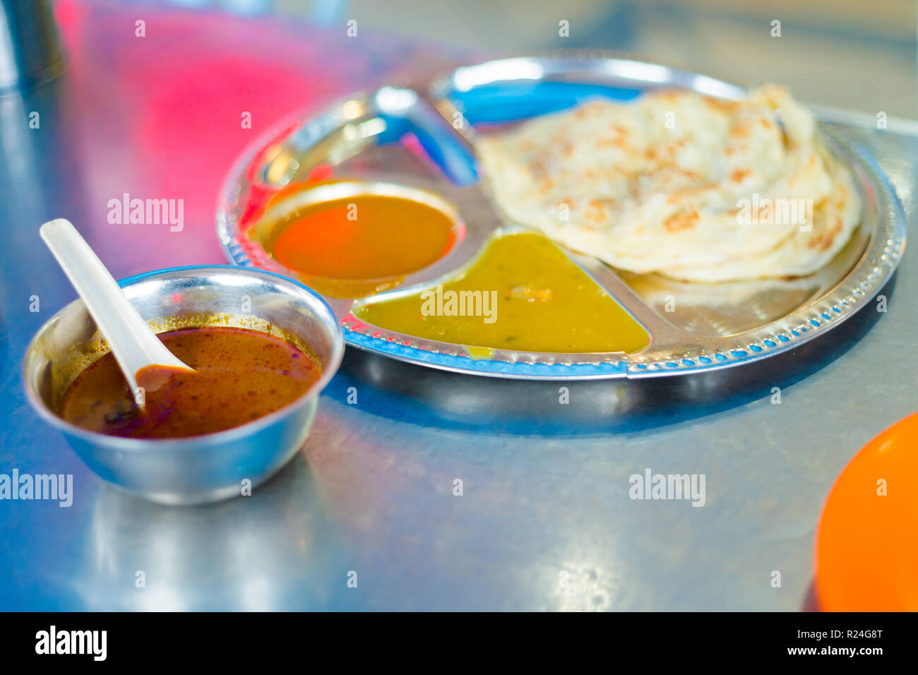 Frisch zubereitet in Malaysia roti Pfannkuchen und Dhal Frühstück in einem lokalen Restaurant in Cameron Highlands serviert. Traditionelle asiatische Küche aus frischen Stockfoto