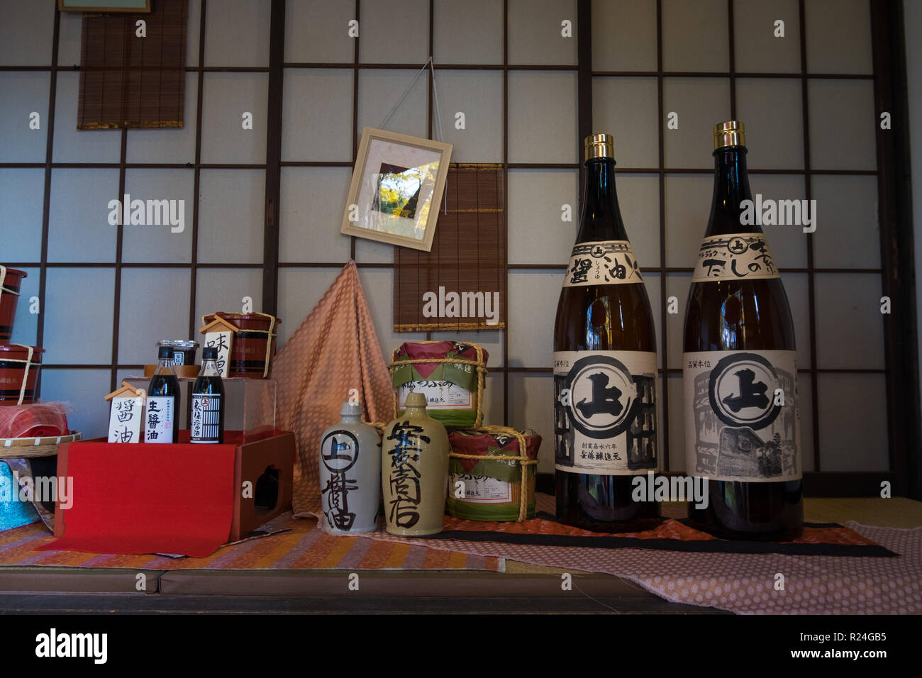 Um die Anzeige an einem traditionellen Soke Brauerei shop in Kaunodate, Japan. Stockfoto