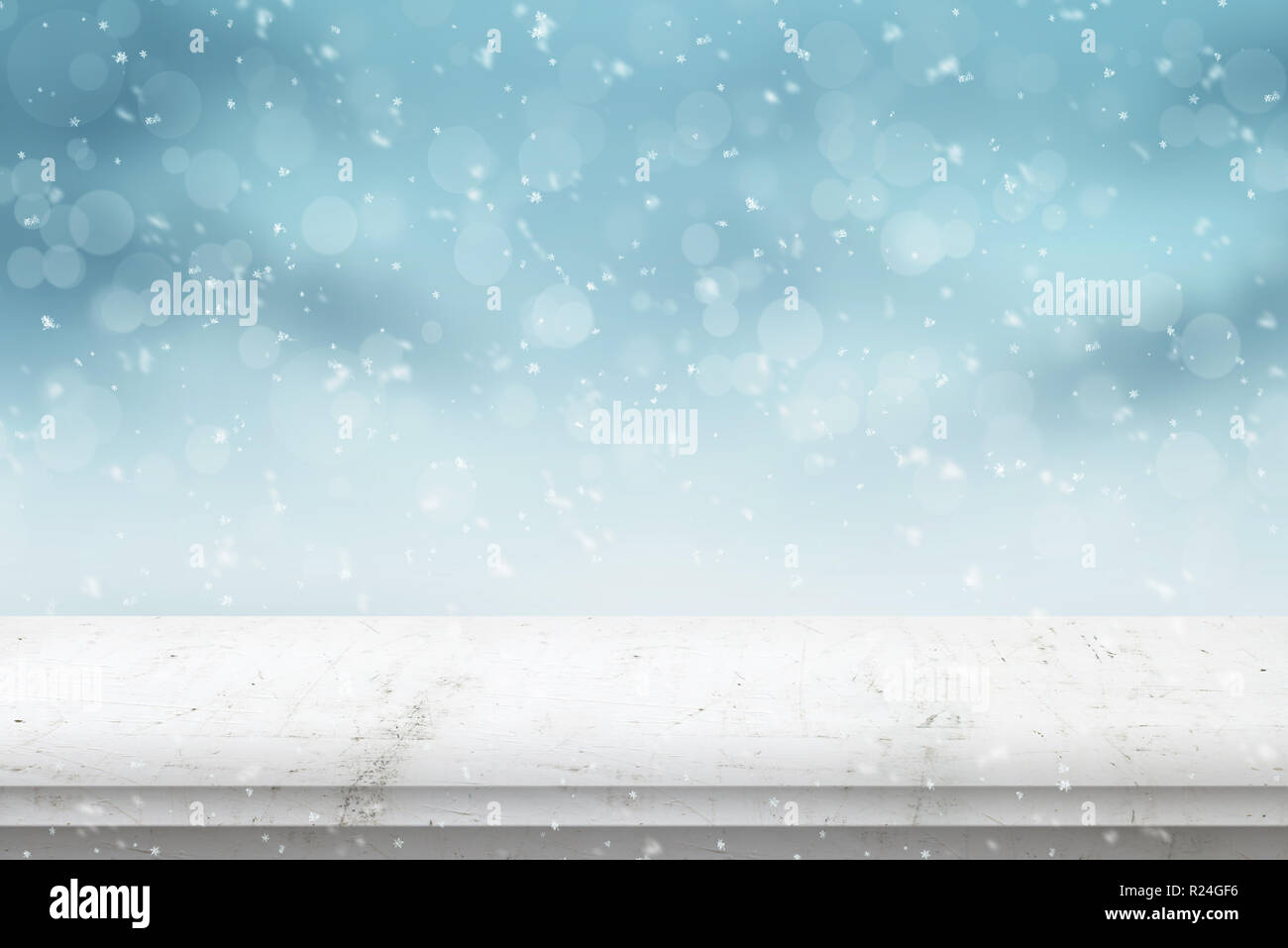 Winter Hintergrund Bild mit weißen Tisch und Schneeflocken. Blauer Hintergrund mit Lichtern und Bokeh. Platz für Text oder Förderung der Produkte. Stockfoto