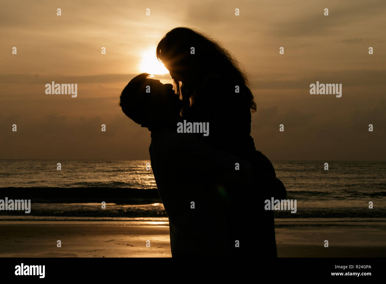 Silhouette des Paares Stockfoto