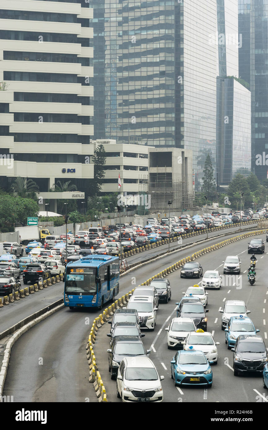 Jakarta, Indonesien - 09. November 2018: eine transjakarta Bus verwendet eine eigene Fahrspur Heavy Traffic Jam im Herzen von Jakartas Business Distri zu vermeiden. Stockfoto