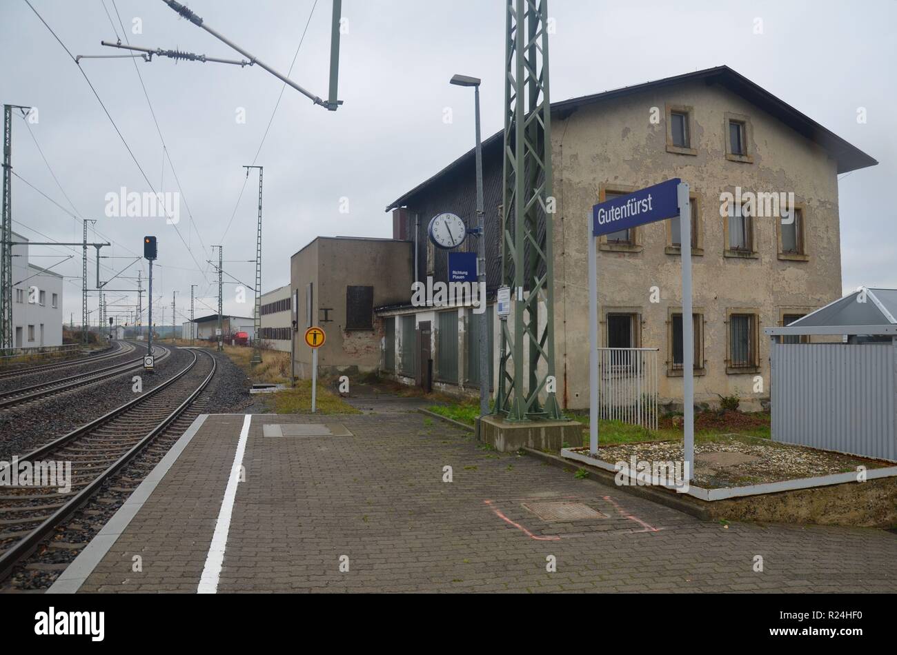 Das einstige DDR-Grenzdorf Gutenfürst in Sachsen, Deutschland, hat heute seine Bedeutung als wichtiger Grenzbahnof verloren. Stockfoto