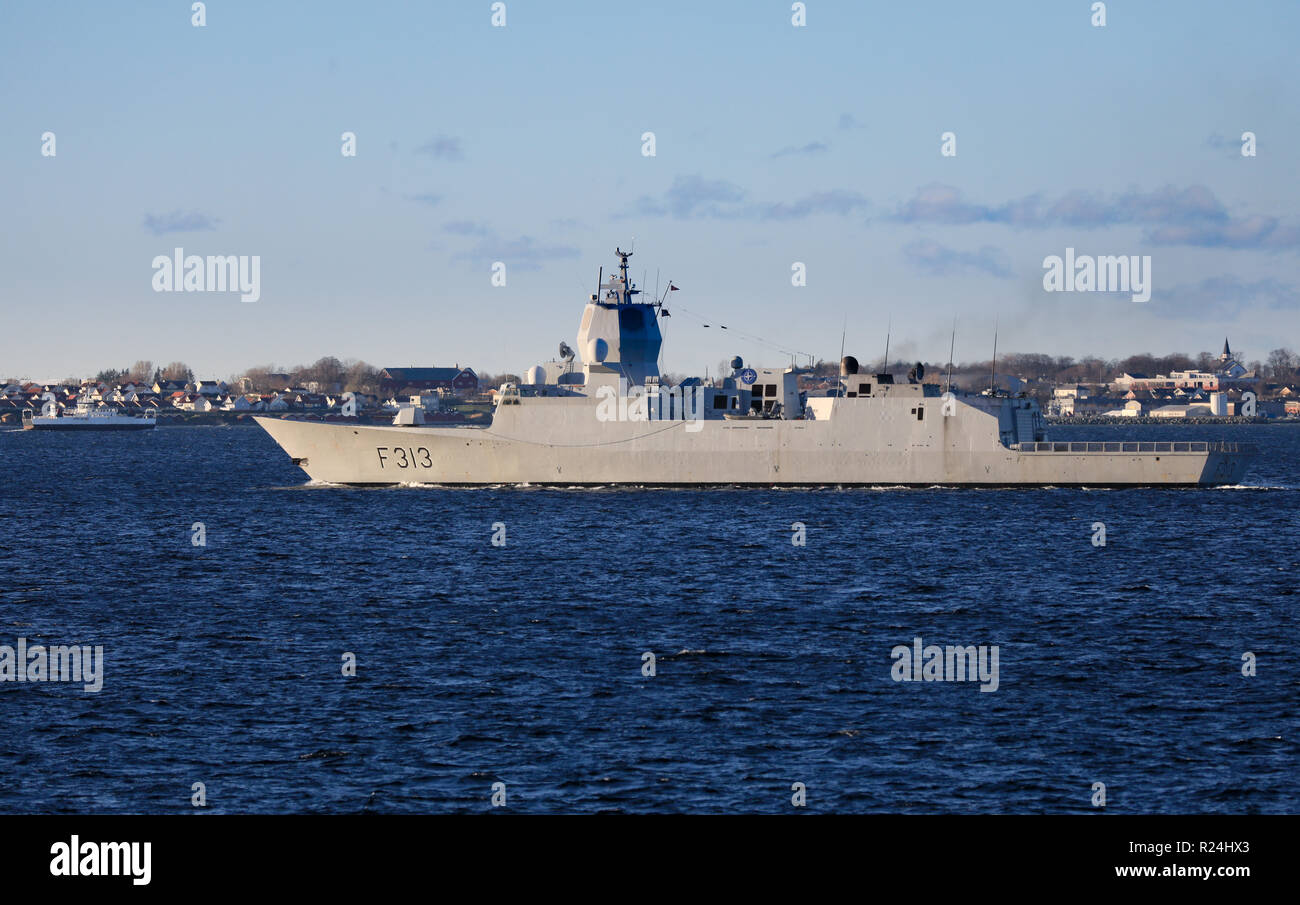 Die kranker fated KNM Helge Ingstad der norwegischen Marine in der Firma mit hdms Absalon - Esbern Snare ein klasse Schiff der Dänischen Marine Stockfoto