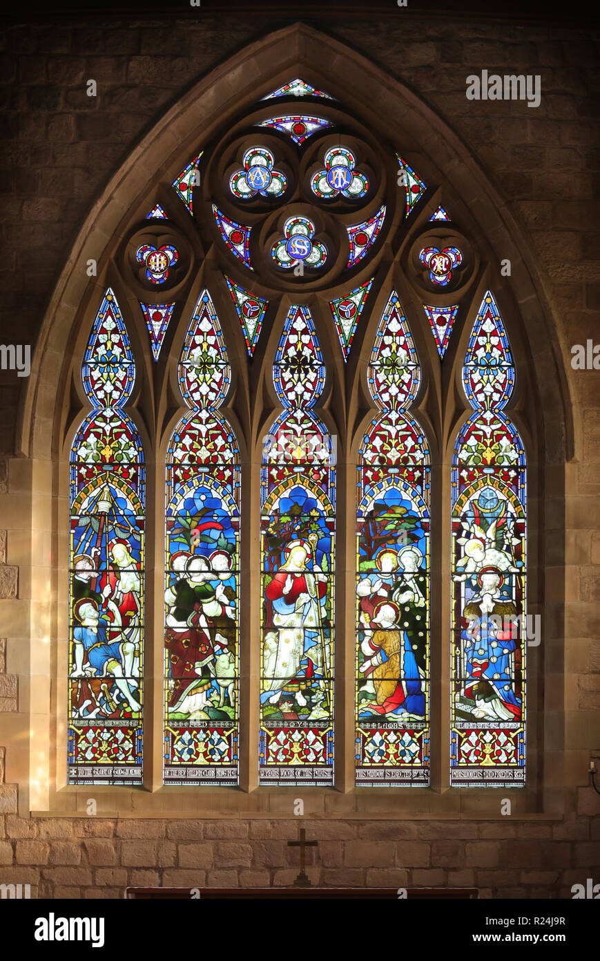 Glasfenster der Kirche Norham gesehen vom Kirchenschiff Stockfoto