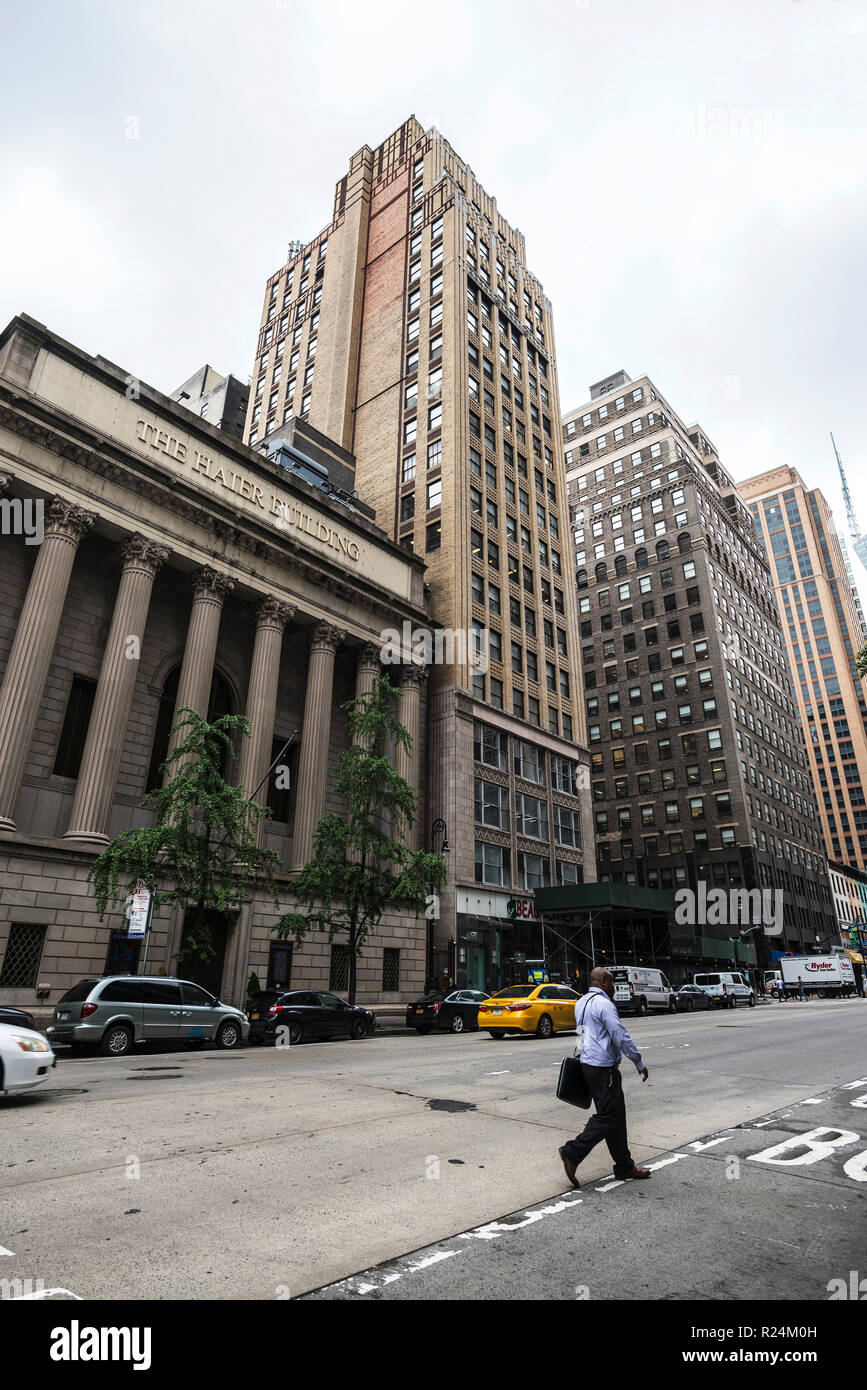 New York City, USA - 25. Juli 2018: Die haier Gebäude auf der Sixth Avenue (6. Avenue) - offiziell Avenue Amerikas - mit Menschen um in M Stockfoto