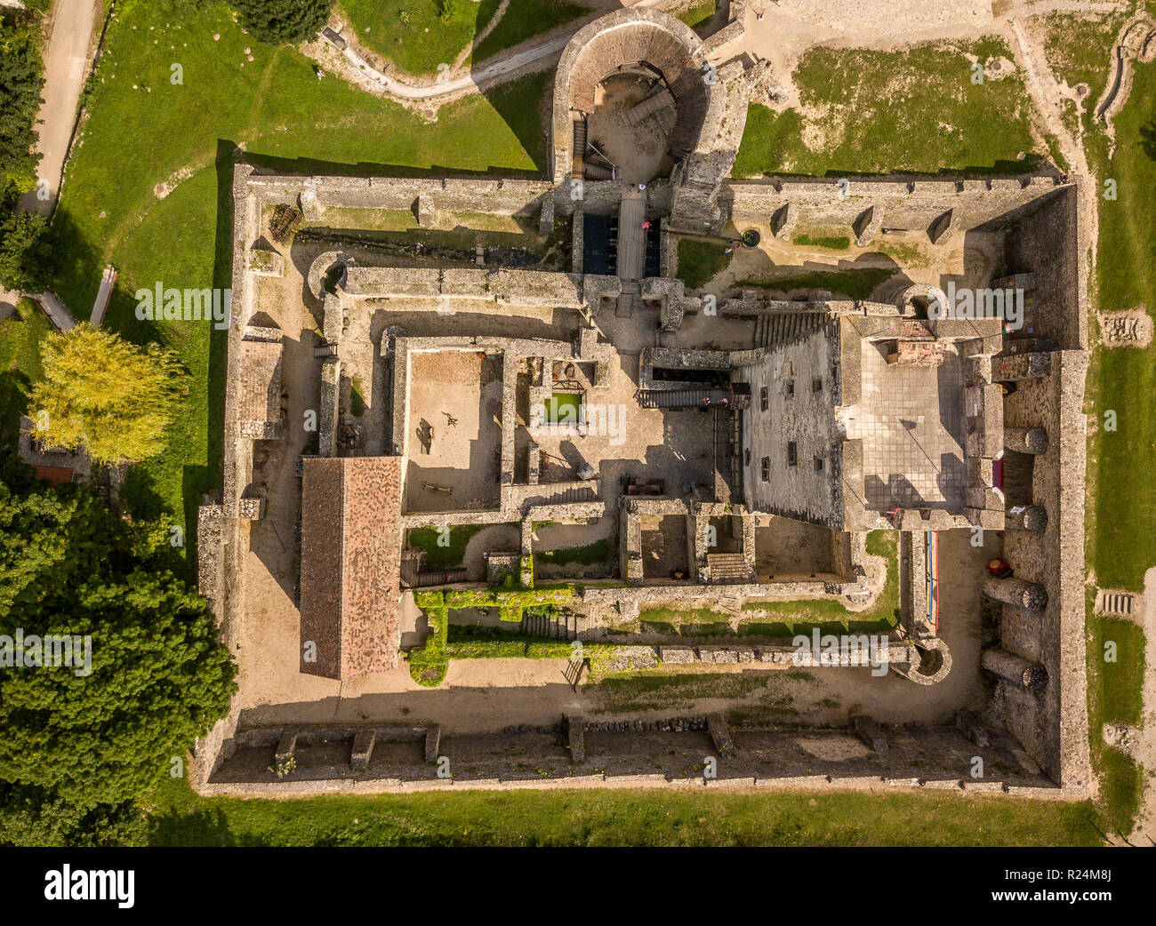 Luftaufnahme von Nagyvazsony mittelalterlichen Kinizsi Schloss und Donjon Stockfoto