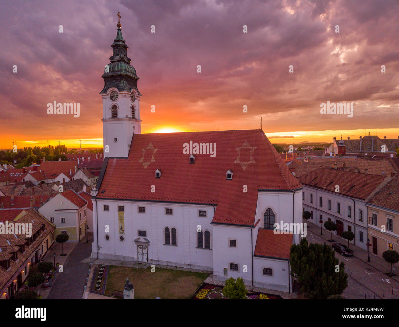 Antenne Sonnenuntergang Blick von der Römisch-katholischen Kirche in Mosonmagyarovar Ungarn mit leuchtenden violett, gelb, orange, rot Sommer sky Stockfoto