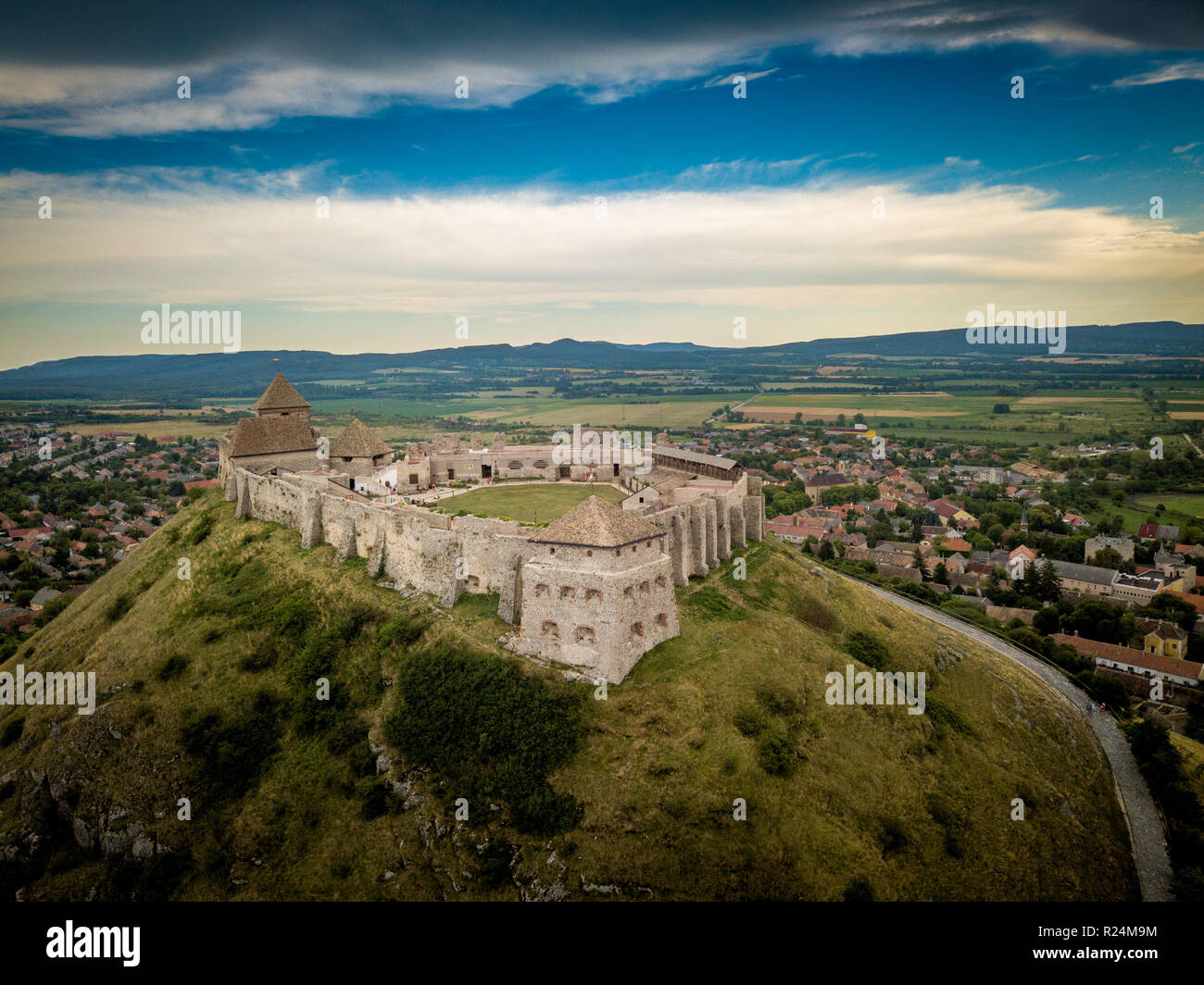 Antenne Panorama der berühmten mittelalterlichen Burgruine in Sümeg Ungarn in der Nähe des Plattensees teilweise restauriert mit Bergfried, Bastionen, Gate House, Schleife Bohrungen Stockfoto