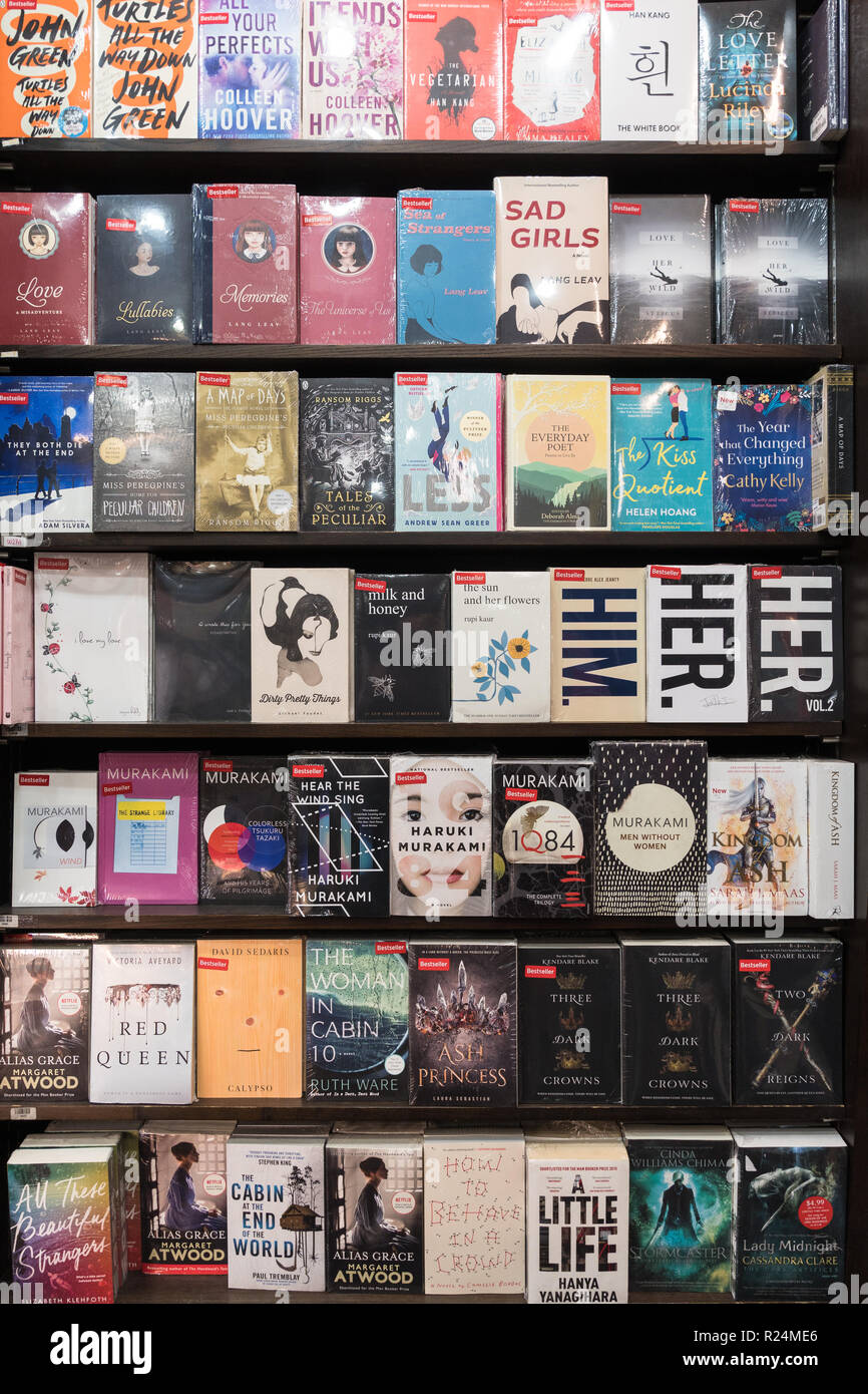 Jakarta, Indonesien - 13. November 2018: Verschiedene, einschließlich von Haruki Murakami, sind in einem modernen Buchhandlung angezeigt. Stockfoto