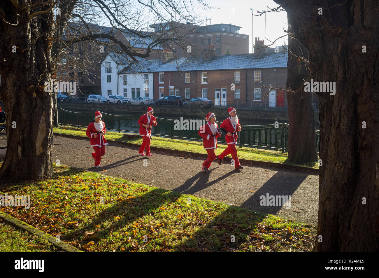 Läufer in der jährlichen Weihnachten Santa Liebe Fun Run, Reading, Berkshire Stockfoto