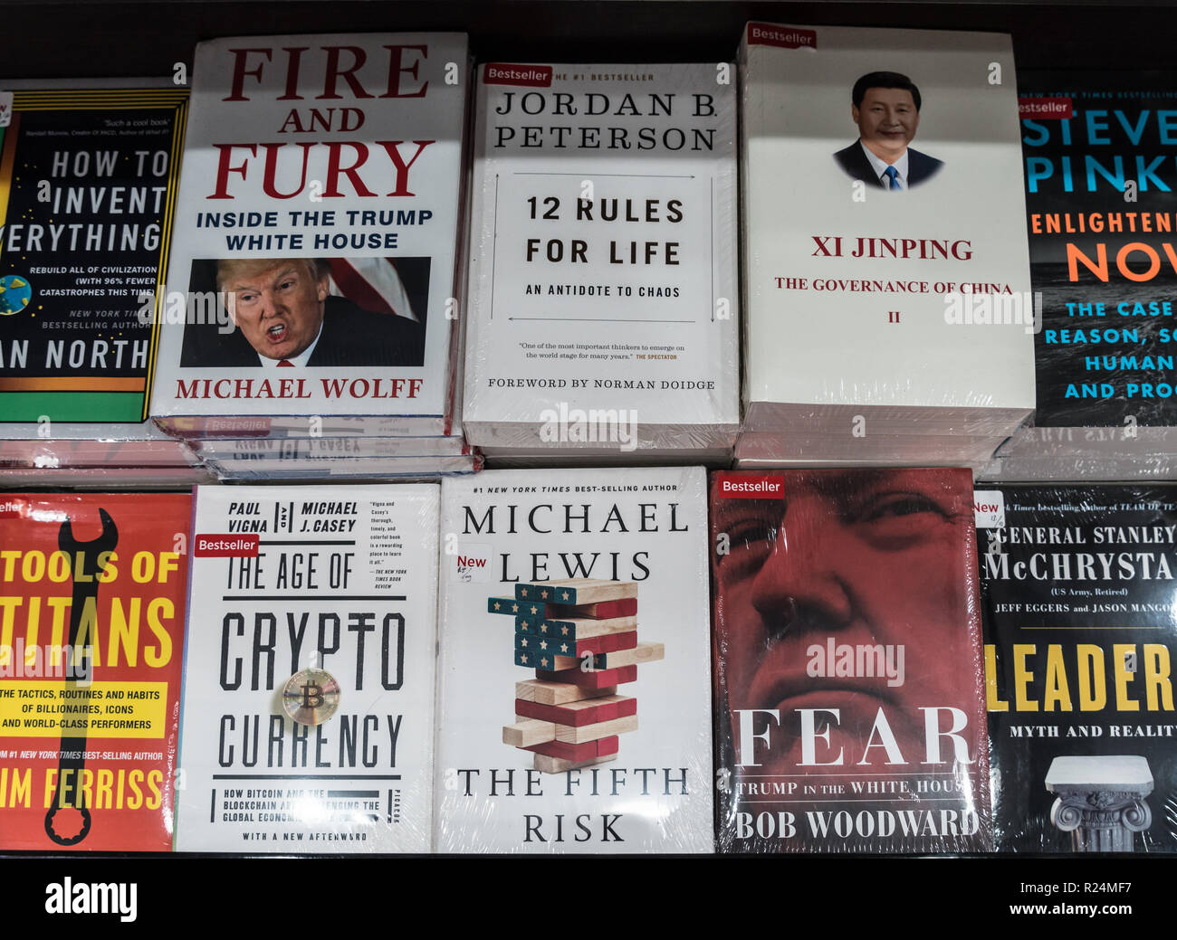 Jakarta, Indonesien - 13. November 2018: Bücher über Donald Trump und Xi Jinping sind in einem modernen Buchhandlung angezeigt. Stockfoto
