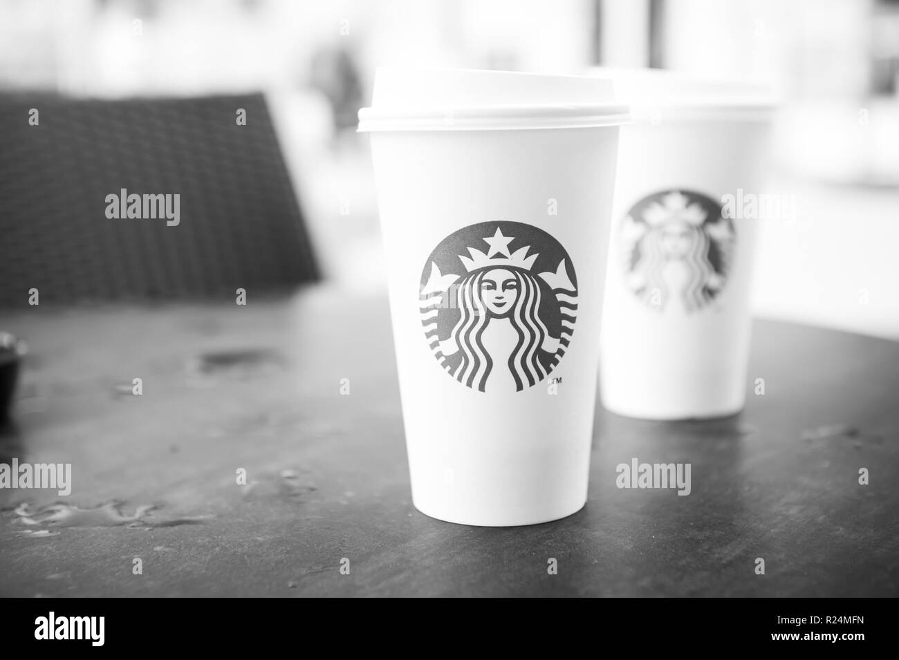 Hamburg, Germany-May 31.2017: Ein hohes Starbucks Kaffee im Starbucks Coffee Shop. Starbucks ist der weltweit größte Kaffeehaus mit über 20.000 Filialen in 61 Ländern. Stockfoto
