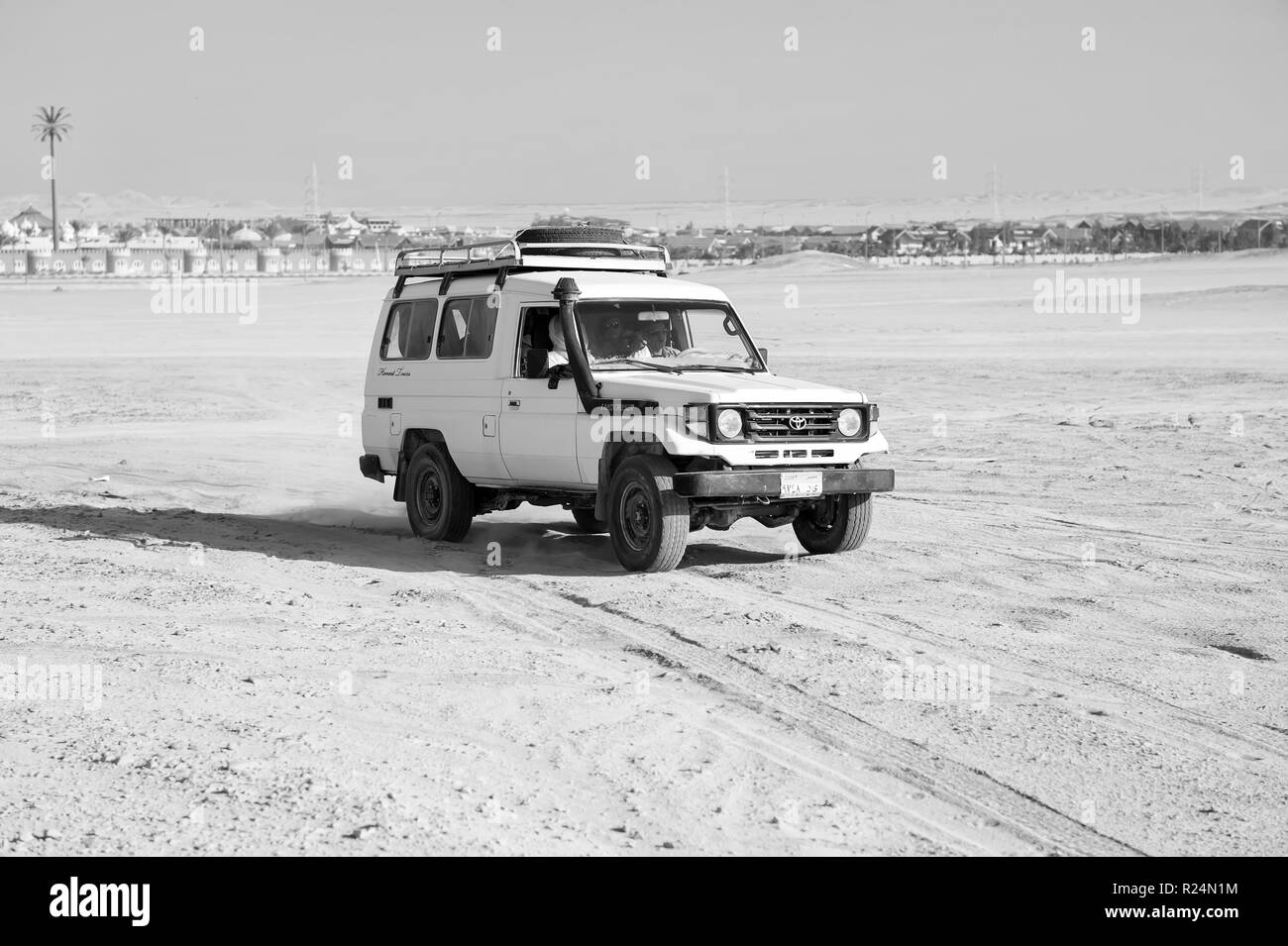 Hurghada, Ägypten - Februar 26.2016: Off Road mit dem Auto auf die Wüstenlandschaft. Jeep Safari auf sonnigen blauen Himmel. Fahrzeug Automobil reisen in Sanddüne. Fernweh und Abenteuer. Herausforderung, Geschwindigkeit Stockfoto