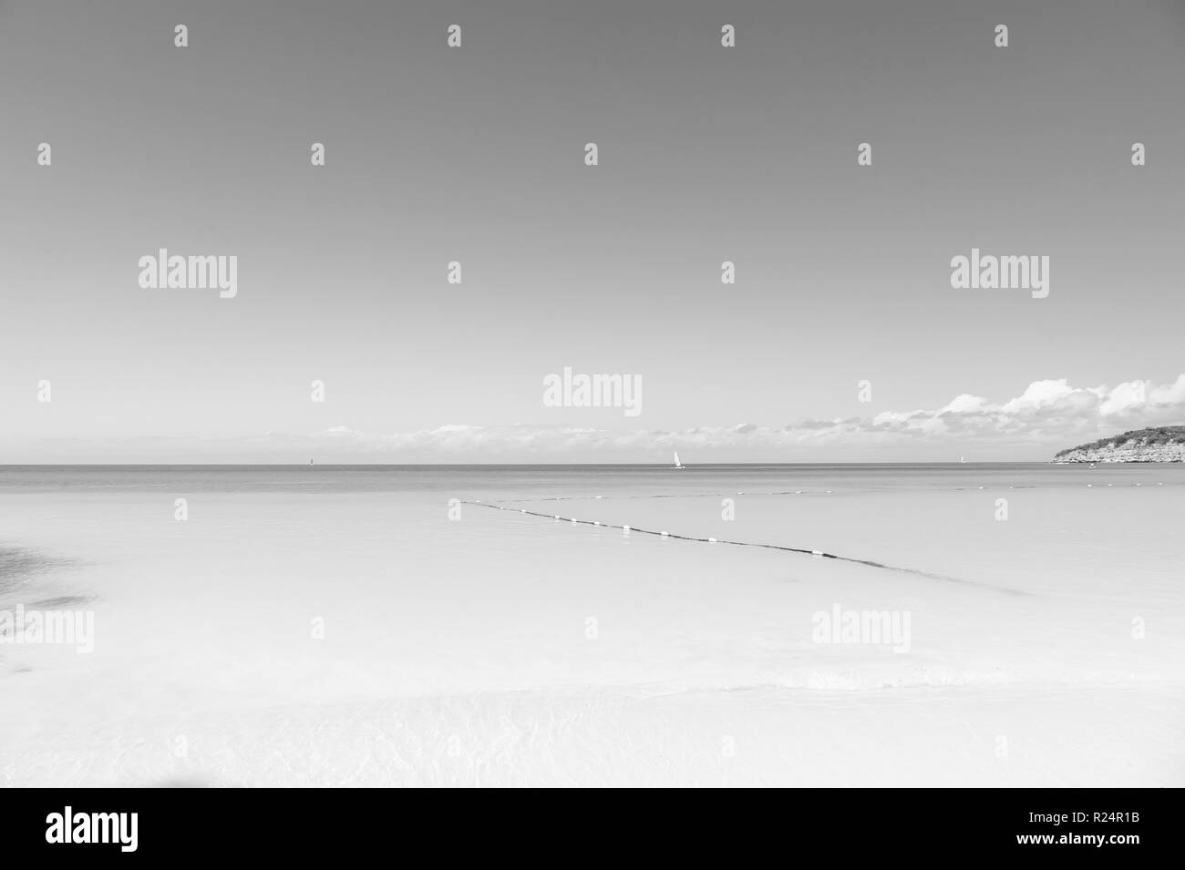 Meer oder Ozean Strand mit weissem Sand, türkisfarbenes Wasser in Antigua. Marine an einem sonnigen Tag auf und blauer Himmel. Sommer, Urlaub, Natur, Schönheit, Paradies, Freiheit Konzept. Stockfoto