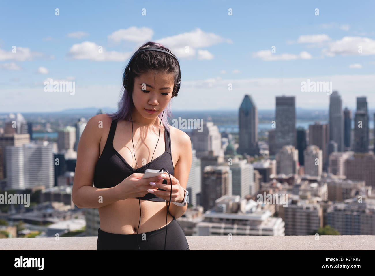 Weibliche jogger Musik auf Handy Stockfoto