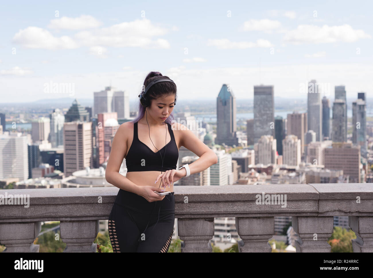Weibliche Jogger an smartwatch suchen Stockfoto