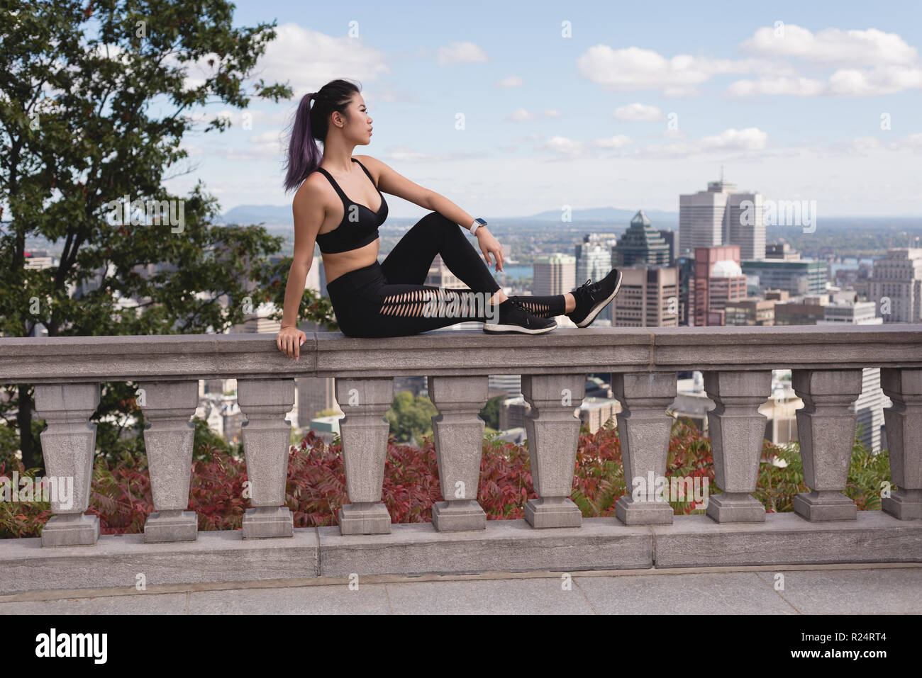Weibliche Jogger entspannende Zusatzscheinwerfer auf dem Dach Stockfoto