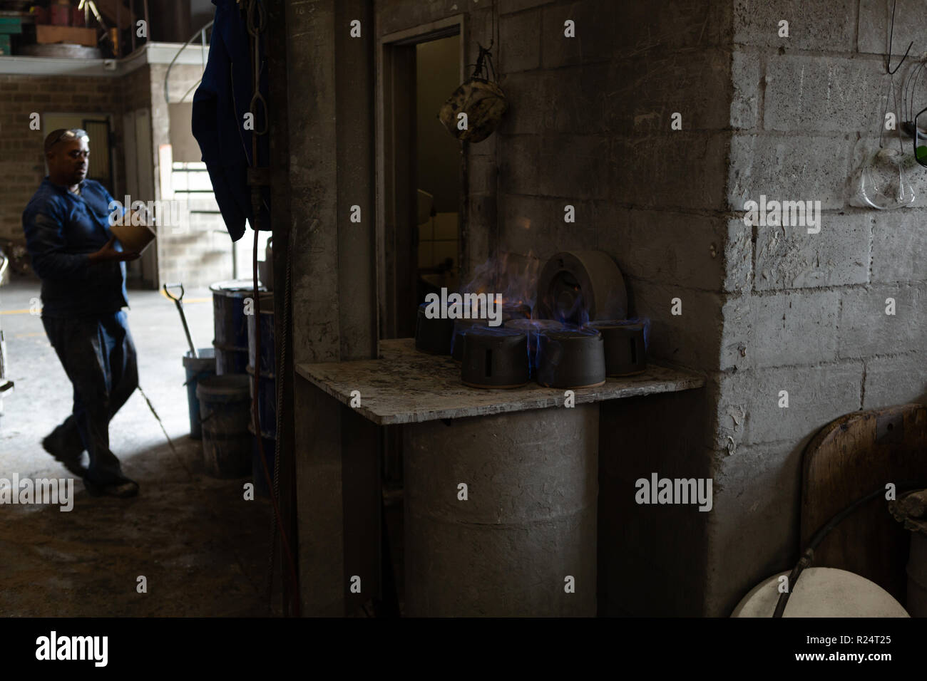 Arbeitnehmer Formen, die in der Gießerei Stockfoto