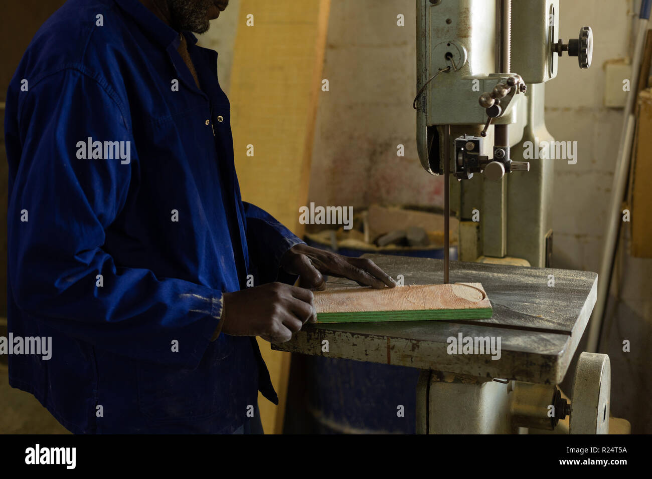 Arbeitnehmer, indem Sie die SAW-Maschine in der Gießerei workshop Stockfoto