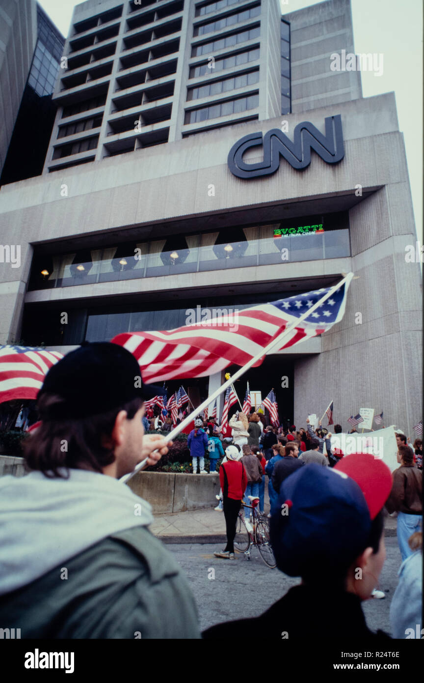 Demonstration vor CNN Center in Atlanta, Georgia als Operation Desert Storm beginnt am 17. Januar 1991 Stockfoto