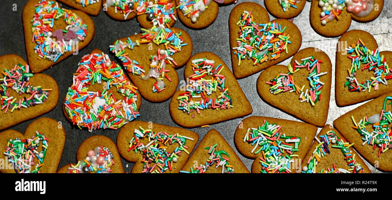 Hausgemachte Weihnachtsplätzchen auf einen dunklen Tisch Stockfoto