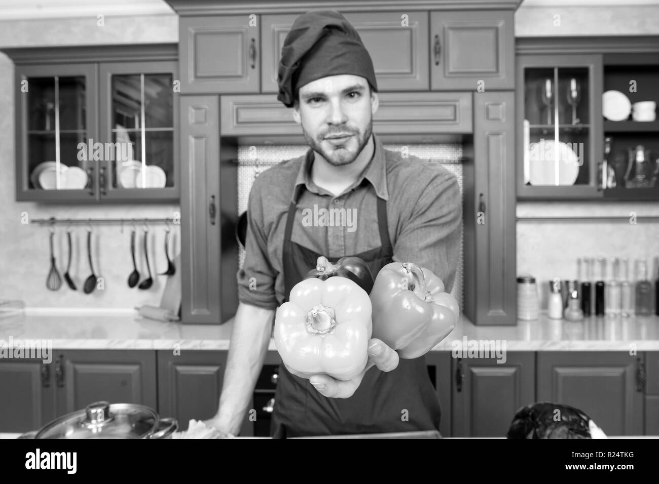 In der Saison kaufen. Hauptsaison Kauf sicher, dass Ihr Gemüse aromatischer. Saisonale Gemüse Zutaten können durchschnittliche Gericht auf eine andere Ebene. Frische Paprika Gemüse in der Hand des Chefs. Stockfoto