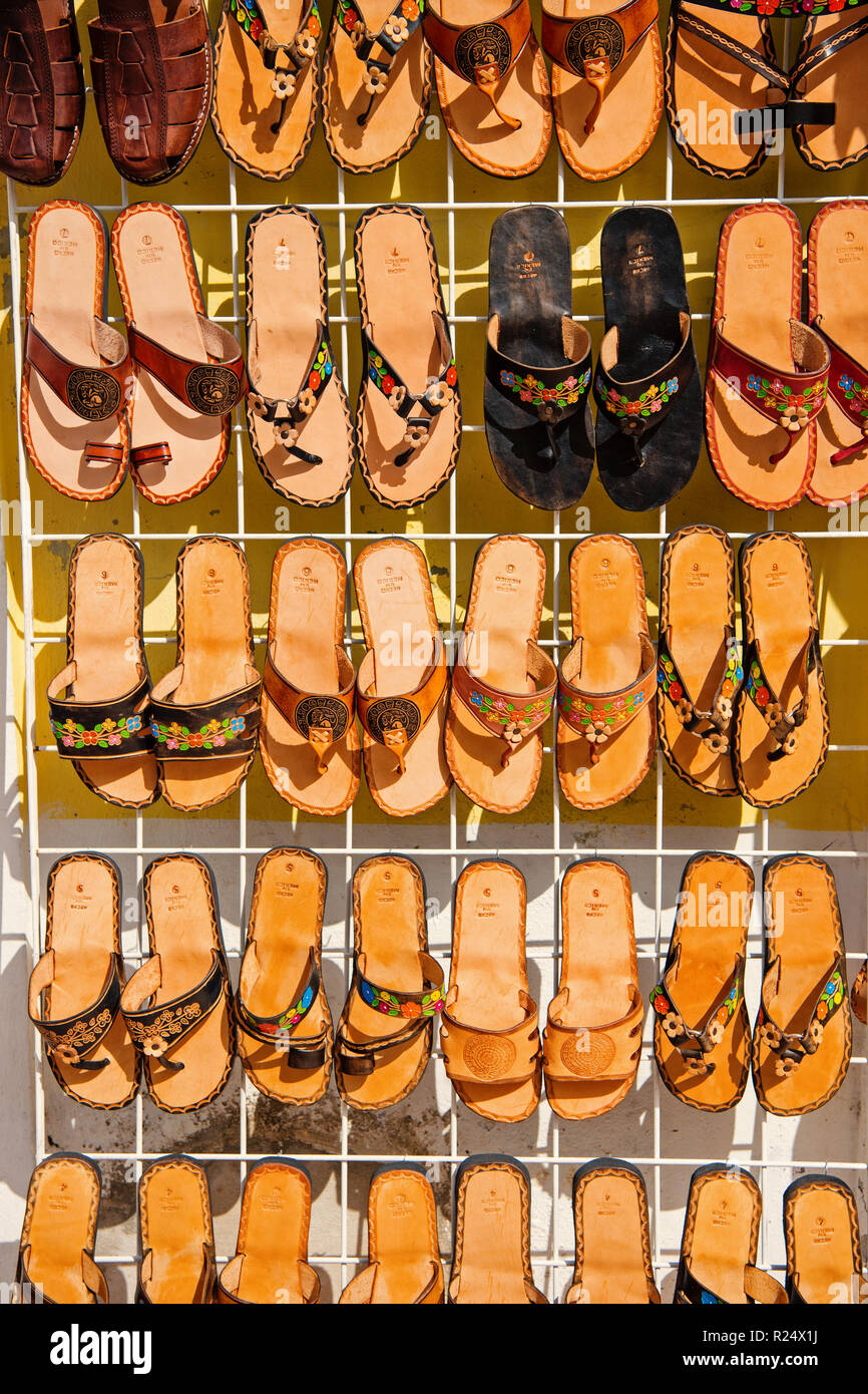 Cozumel, Mexiko - 24. Dezember 2015: Leder hand weiblichen Hausschuhe, Flip  Flops oder Modische Sommer Sandale braun Verkauf auf Shop stehen oder Basar  mit niemand in Cozumel, Mexiko Stockfotografie - Alamy