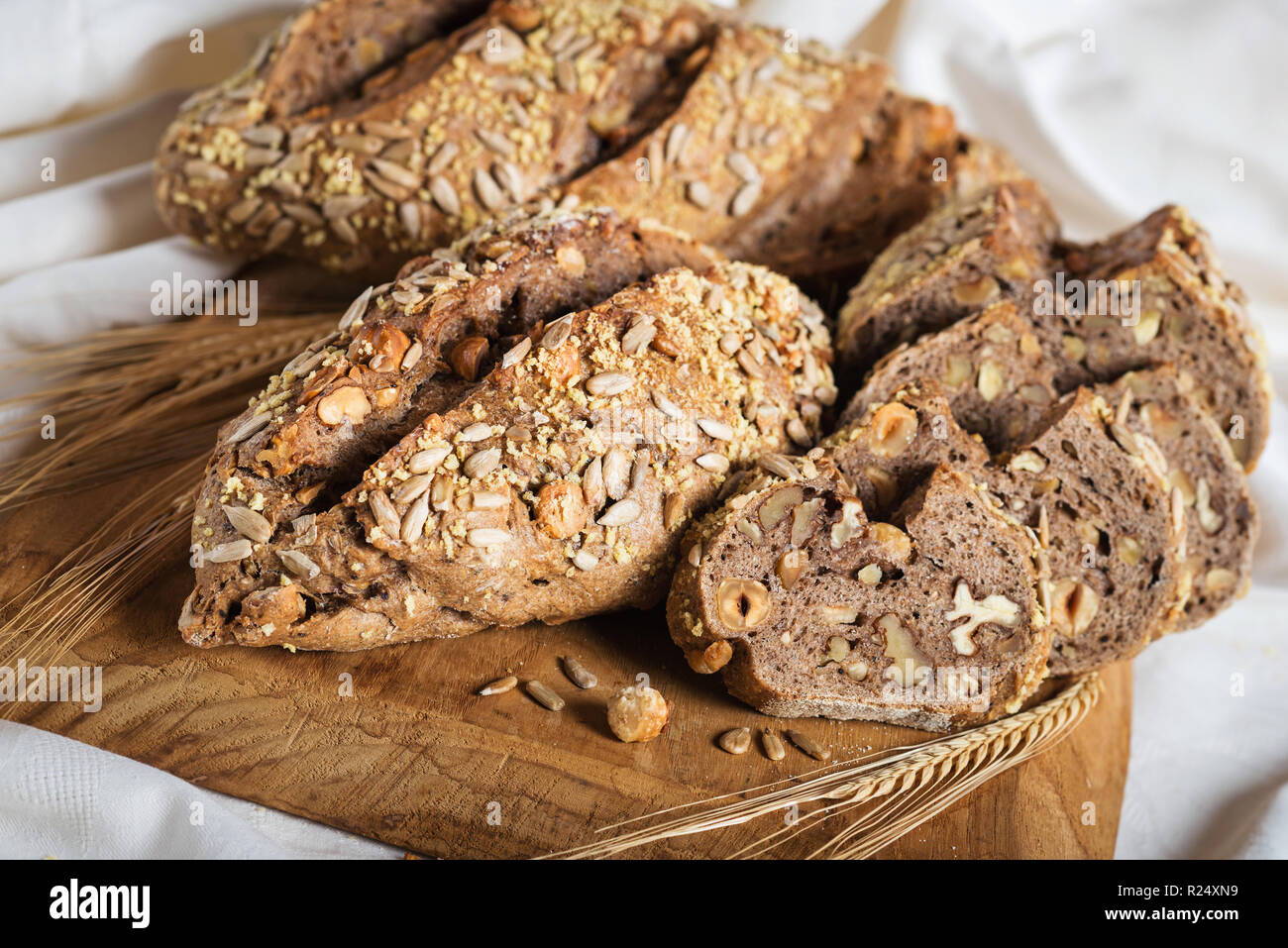 Immer noch leben Der artisan Rustikales Brot mit Samen und Nüsse Stockfoto