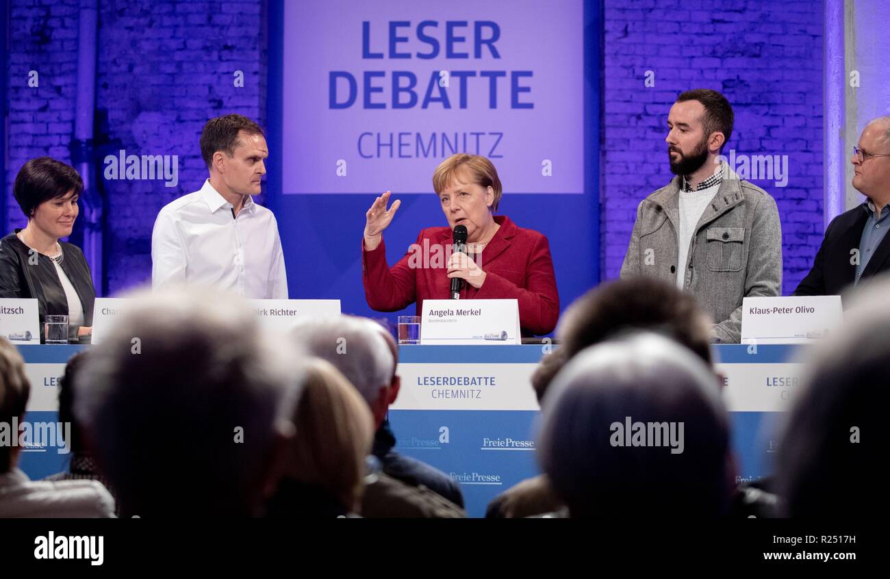 Chemnitz, Deutschland. 16 Nov, 2018. Bundeskanzlerin Angela Merkel (CDU)  spricht mit den Lesern der Freien Presse Chemnitz, Charlotte Agnes Klafki  (L-R), Dirk Richter, Thomas Höppner und Klaus-Peter Olivio. Der  Bundeskanzler Besuch in