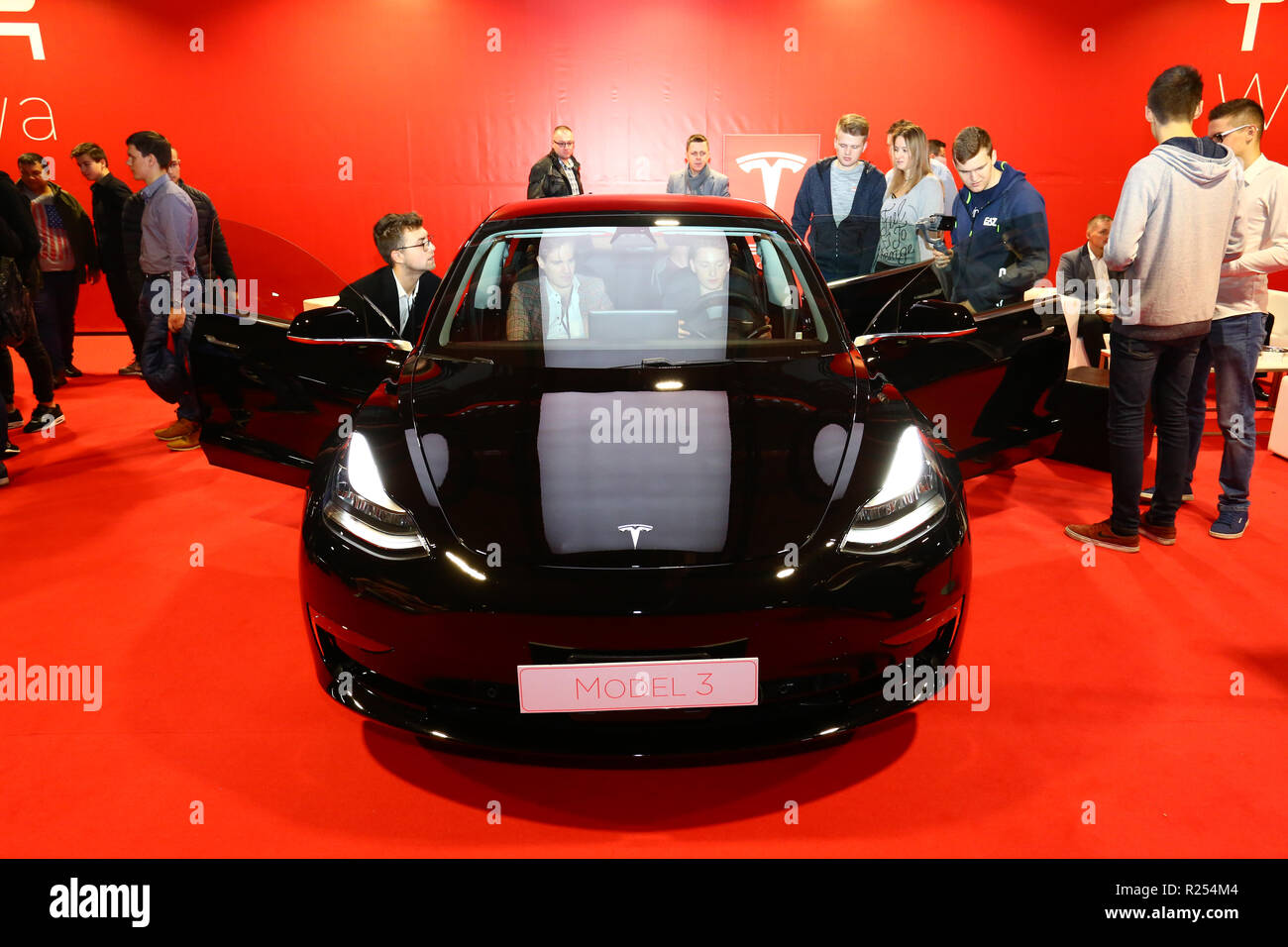 Corato, Polen, 16. November 2018: Tesla präsentiert neue Automodelle Tesla 3 an der Warschauer Motor Show. Credit: Jake Ratz/Alamy leben Nachrichten Stockfoto