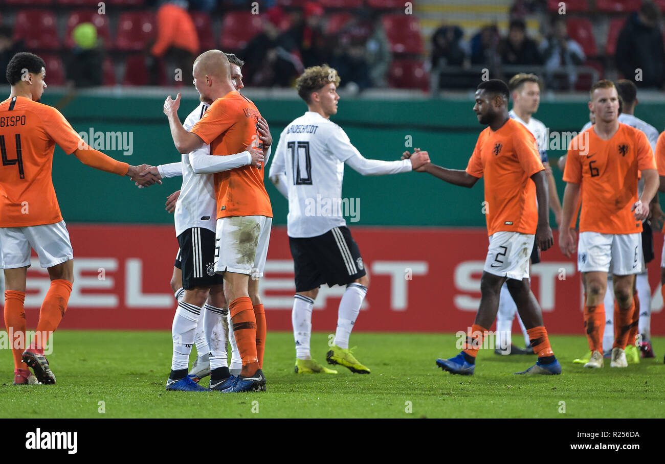 16. November 2018, Hessen, Offenbach: Fußball, U-21 Männer: Länderspiel  Deutschland - Niederlande in der Sparda-Bank-Hessen Stadion. Die Spieler  aus Deutschland und den Niederlanden schlagen einander am Ende des Spiels.  Foto: Silas Stein/dpa -