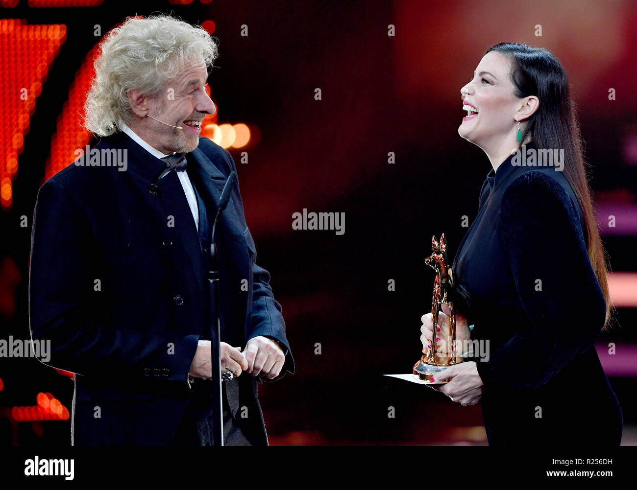 16. November 2018, Deutschland (Deutsch), Berlin: Liv Tyler Auszeichnungen die Trophäe zu Thomas Gottschalk am 70. Bambi Media-Preis. Foto: Soeren Stache/dpa Stockfoto