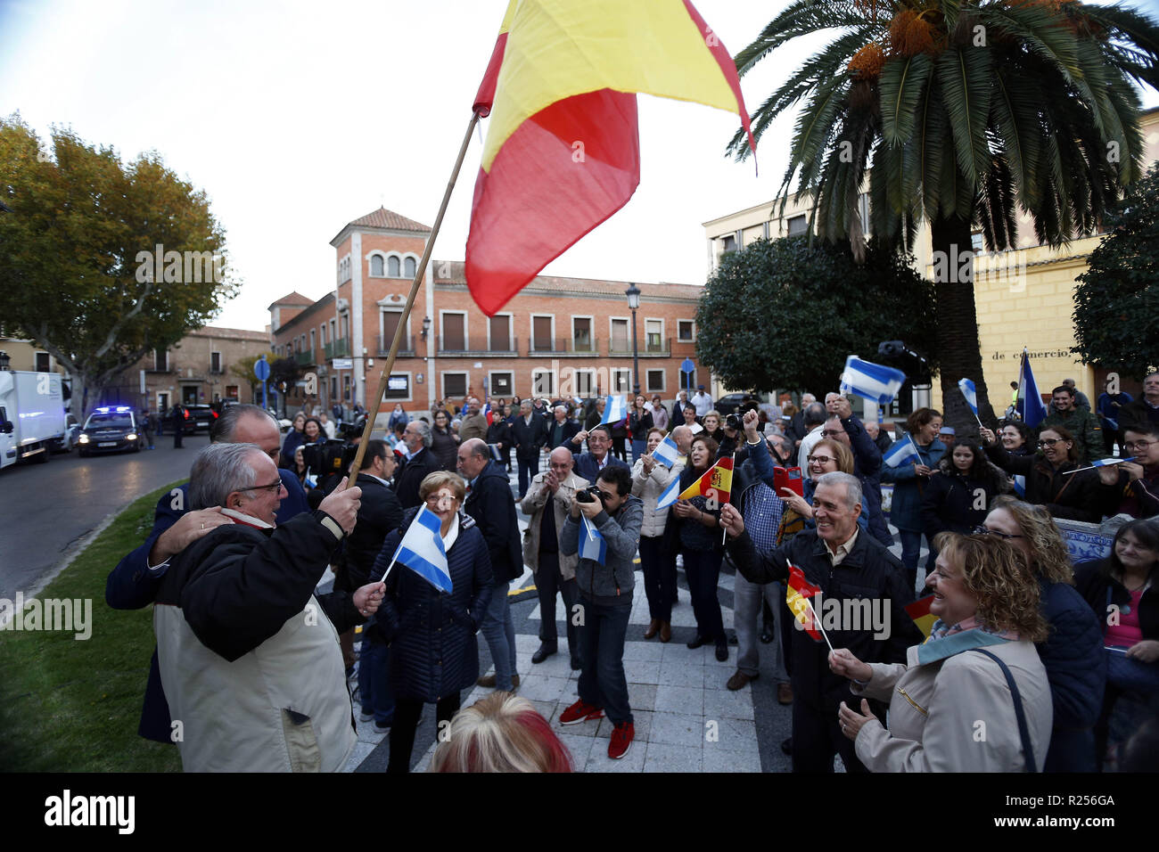 Madrid, Madrid, Spanien. 16 Nov, 2018. Familie und Freunde sind gesehen feiern Neben der Fassade am Rathaus in Talavera de la Reina. Credit: Manu Reino/SOPA Images/ZUMA Draht/Alamy leben Nachrichten Stockfoto