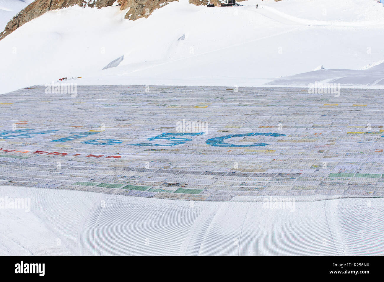 Jungfraujoch, Schweiz. 16 Nov, 2018. Eine gigantische Postkarte ist auf dem Aletschgletscher unter Jungfraujoch in der Schweiz gesehen, am 16. November, 2018. Die gigantischen Postkarte Brechen der Guinness World Records inszeniert wurde nur unter den Schweizer Jungfraujoch am Freitag weltweit das Bewusstsein für die Dringlichkeit und Notwendigkeit zu heben, um den Klimawandel zu bekämpfen. Credit: Xu Jinquan/Xinhua/Alamy leben Nachrichten Stockfoto