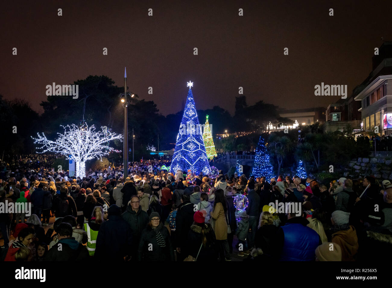 Bournemouth, UK. 16. November 2018. Tausende von Menschen strömen zu der grossen Schalter an der Bournemouth Weihnachtsbaum Wunderland, wo 100 Weihnachtsbäume in allen Formen und Größen zum Leben kamen, einschließlich der 60 ft Bournemouth Wunderland Baum Mittelstück. Die massive Wunderland Baum ist ein einzigartiger Weg - durch Struktur, in Bournemouth Gärten, die regelmäßigen Ton- und Lichtshows mit Musik. Über 500.000 Lichter machen den Reiz aus. Stockfoto