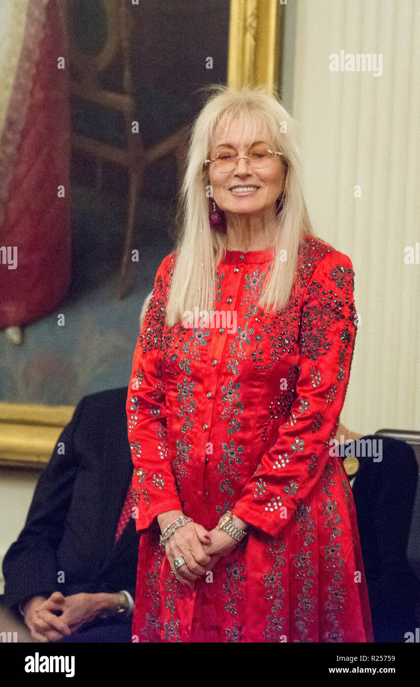 Washington, DC, 16. November 2018: Präsident Donald J Trumpf präsentiert die Medal of Freedom, der höchsten zivilen Auszeichnung durch das Weiße Haus in einer Zeremonie im East Room des Weißen Hauses zu Dr, Miriam Adelson.. Patsy Lynch/Alamy Stockfoto