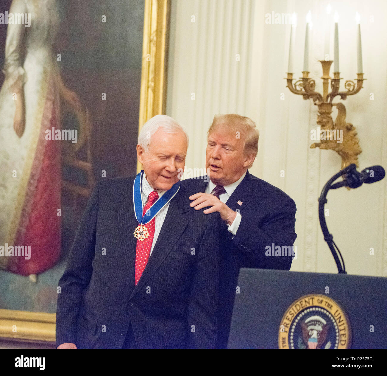 Washington, DC, 16. November 2018: Präsident Donald J Trumpf präsentiert die Medal of Freedom, der höchsten zivilen Auszeichnung durch das Weiße Haus in einem Festakt im East Room des Weißen Hauses zu Sen Orrin Hatch. Patsy Lynch/Alamy Stockfoto