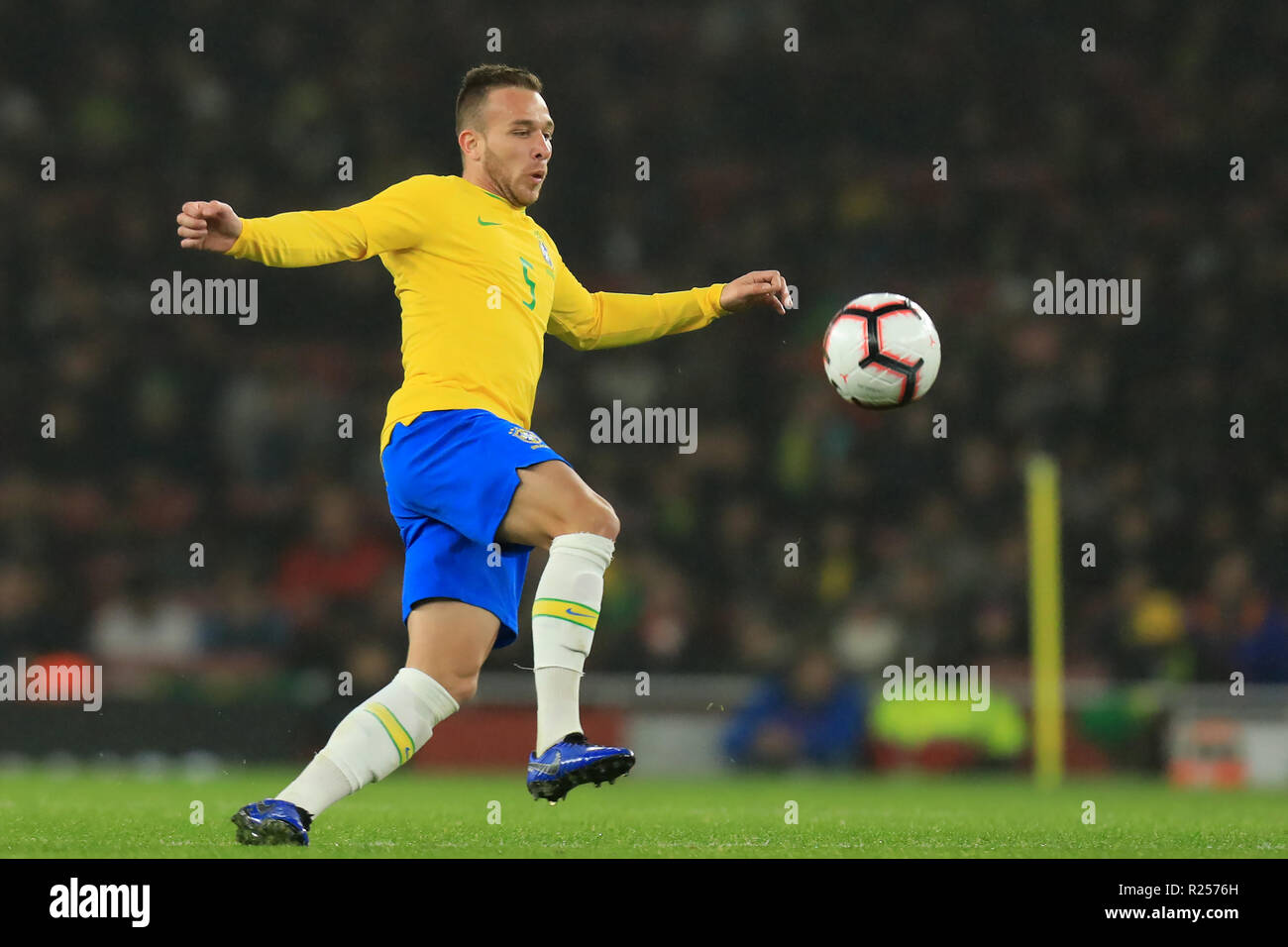 Emirates Stadium, London, UK. 16 Nov, 2018. Internationaler Fußball-freundlich, Brasilien gegen Uruguay; Arthur von Brasilien Credit: Aktion plus Sport/Alamy leben Nachrichten Stockfoto