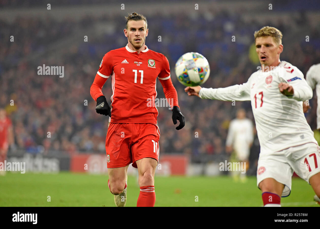 Cardiff - Wales - UK - 16. November 2018 - Die UEFA Nationen Liga 2019: Wales v Dänemark in Cardiff City Stadium Gareth Bale von Wales Uhren als Stryger Jens Larsen von Dänemark löscht den Ball in der zweiten Hälfte. Stockfoto