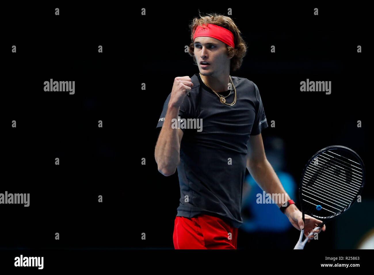 London, Großbritannien. 16 Nov, 2018. Alexander Zverev in Deutschland reagiert während der singles Match gegen John Isner der Vereinigten Staaten während der 6. Tag des 2018 ATP World Tour Finale in der O2 Arena in London, Großbritannien am 16. November, 2018. Zverev gewann 2-0. Credit: Han Yan/Xinhua/Alamy leben Nachrichten Stockfoto