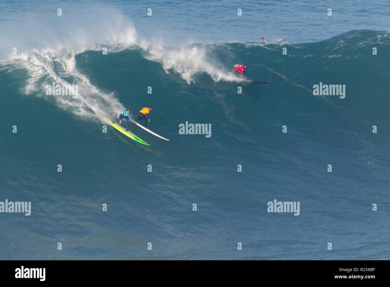 Joao de Macedo; Natxo Gonzalez und Lucas Chianca, surfen in Nazaré Herausforderung WSL Surf Stockfoto