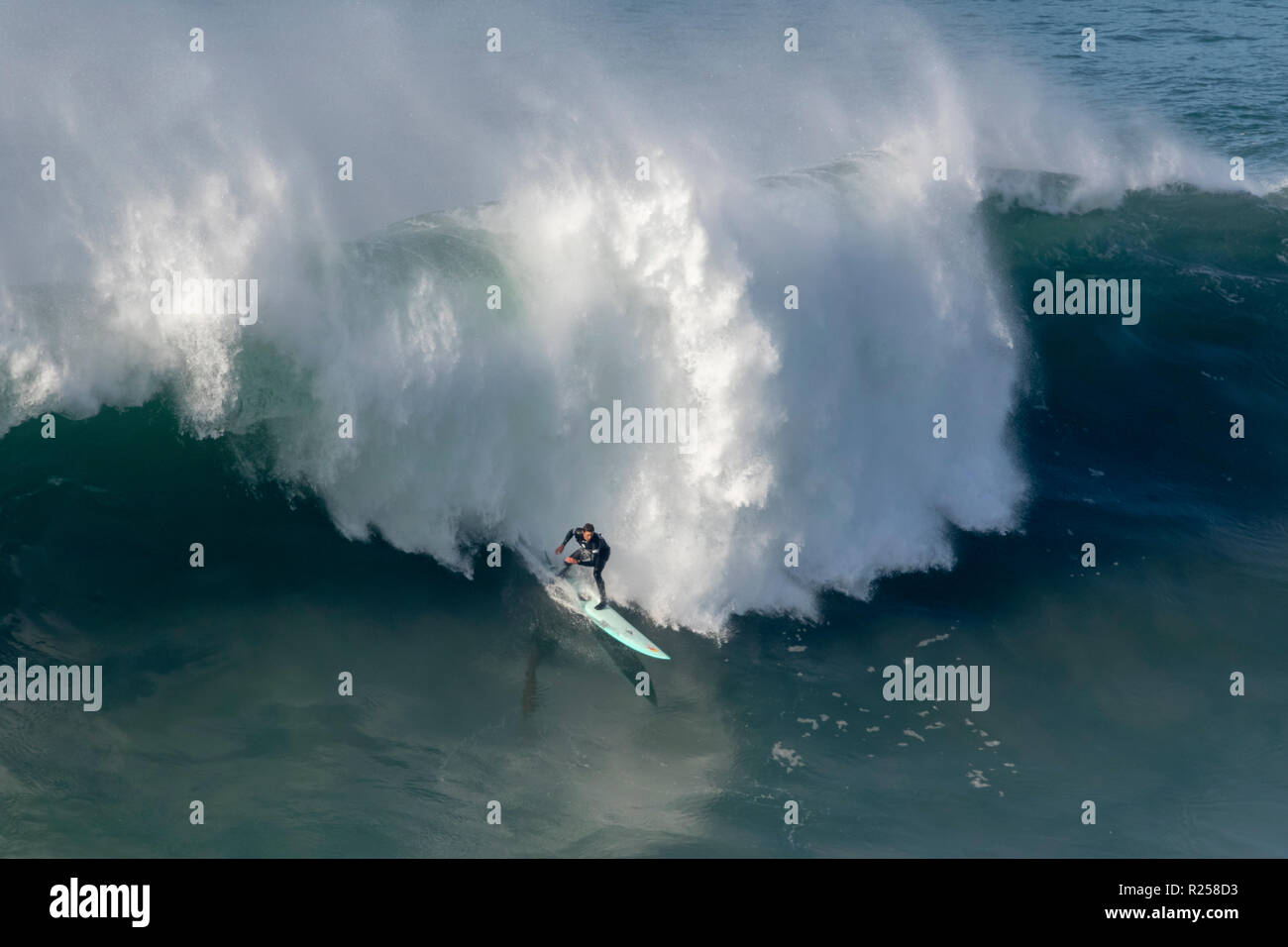 Alex Botelho Surfen bei Nazaré Herausforderung der WSL Stockfoto