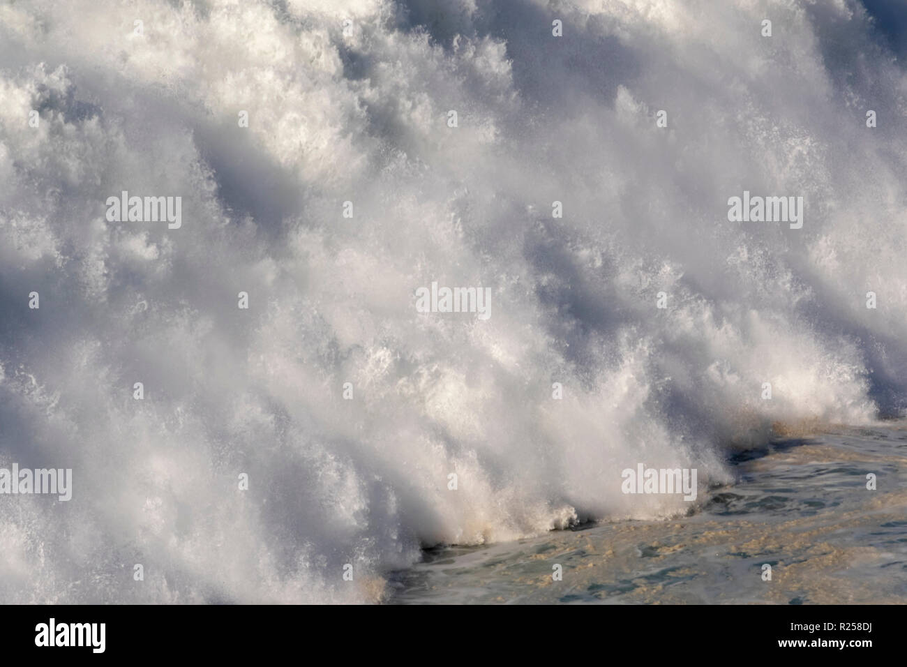 Alex Botelho Surfen bei Nazaré Herausforderung der WSL Stockfoto