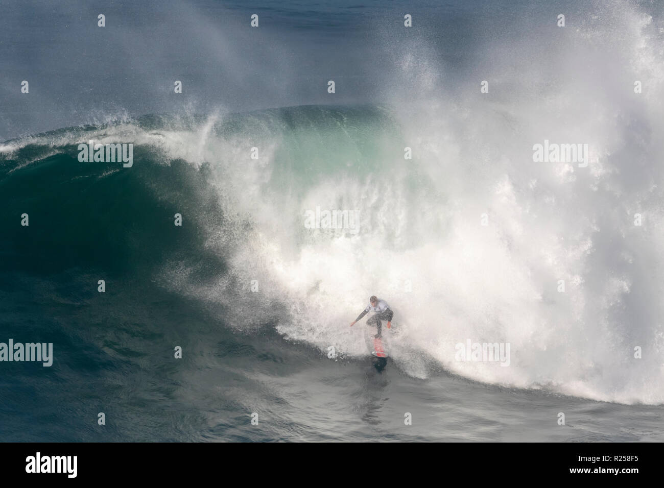 Russell Bierke Surfen bei Nazaré Herausforderung der WSL Stockfoto
