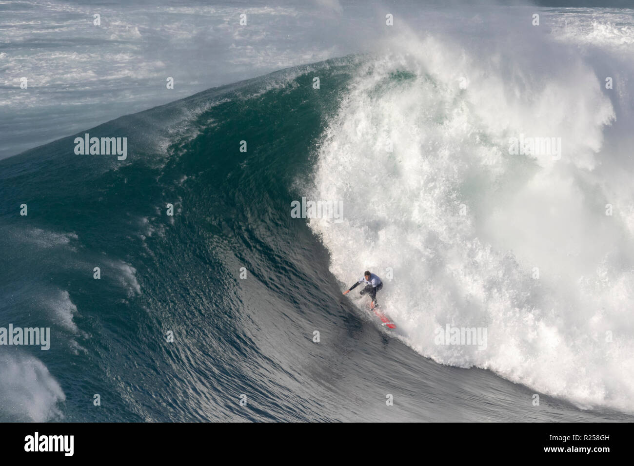 Russell Bierke Surfen bei Nazaré Herausforderung der WSL Stockfoto