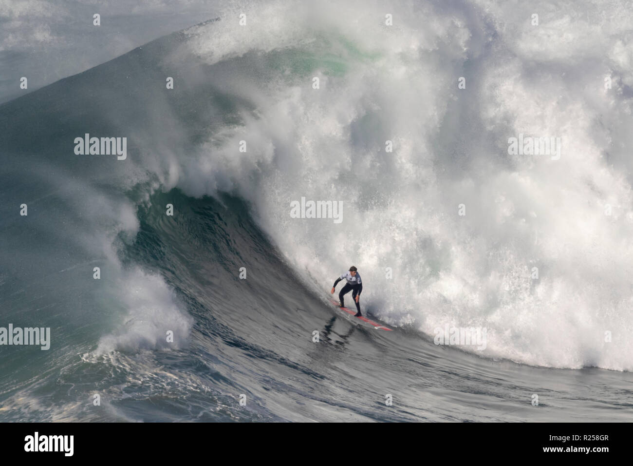 Russell Bierke Surfen bei Nazaré Herausforderung der WSL Stockfoto