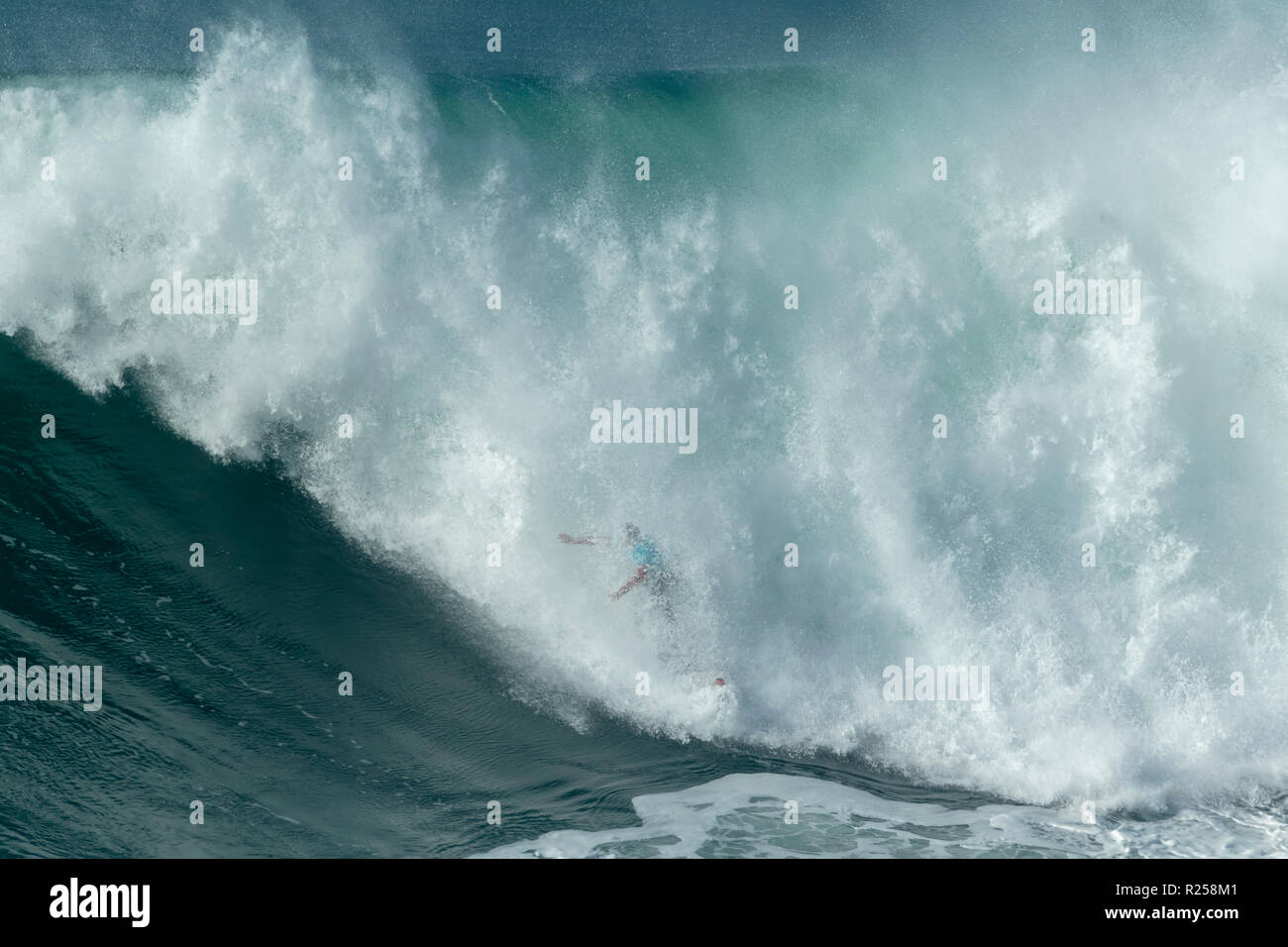 Joao de Macedo Surfen bei Nazaré Herausforderung der WSL Stockfoto