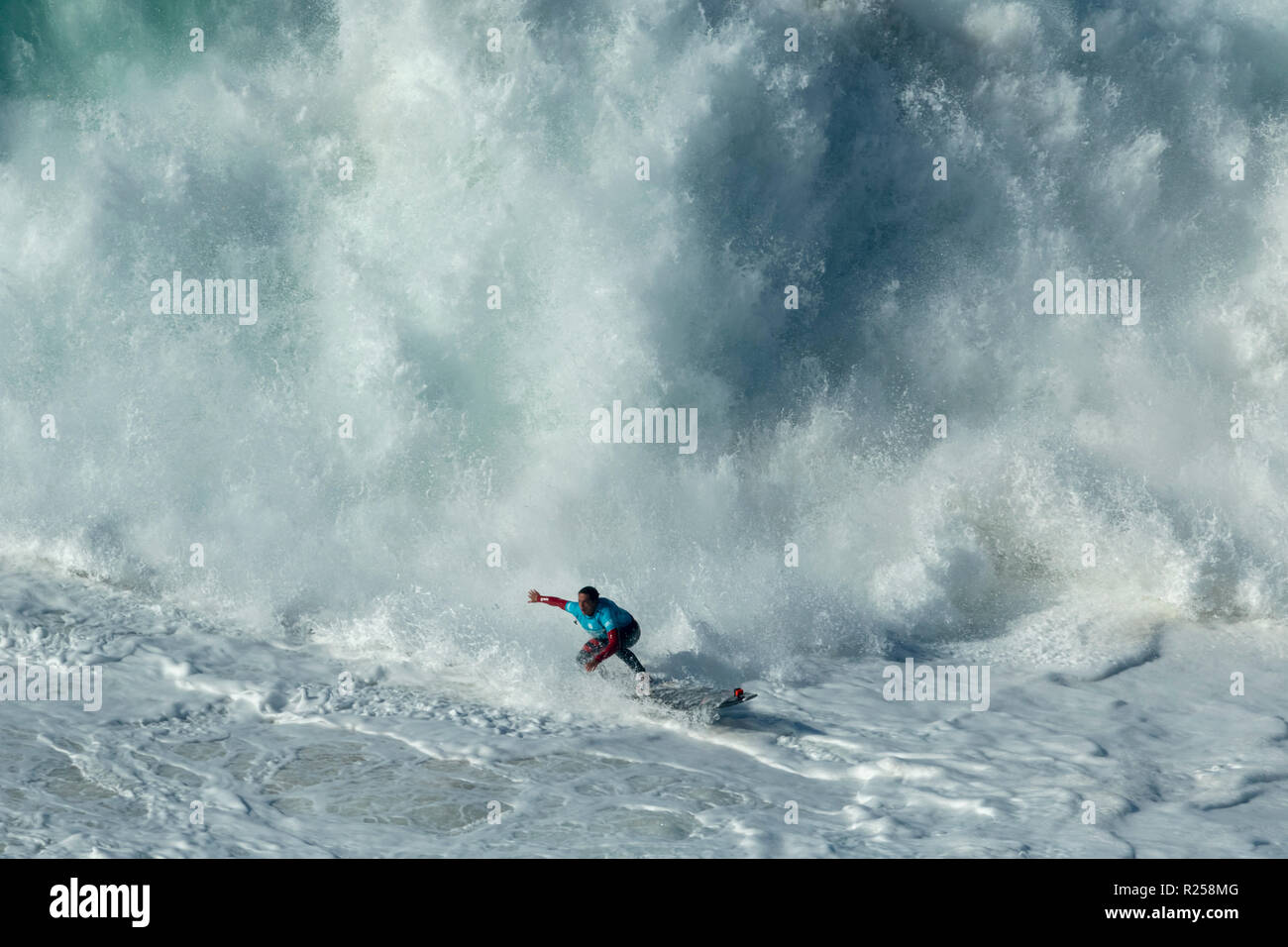 Joao de Macedo Surfen bei Nazaré Herausforderung der WSL Stockfoto