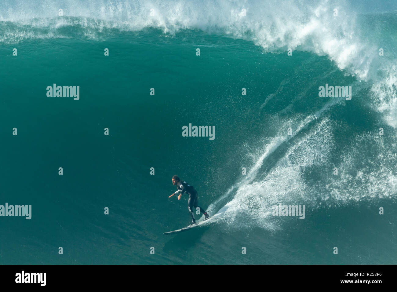 Alex Botelho Surfen bei Nazaré Herausforderung der WSL Stockfoto