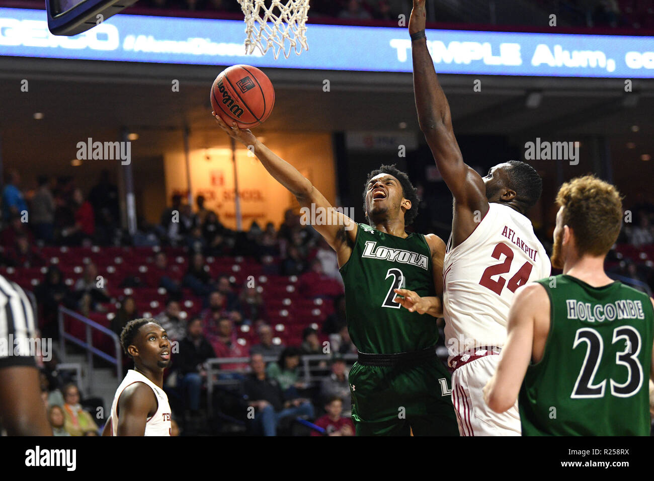 Philadelphia, Pennsylvania, USA. 16 Nov, 2018. Loyola (Md) Windhunde guard JAYLIN ANDREWS (2) ein Schuß, wie er verteidigt wird durch Bügel-eulen Zentrum ERNEST AFLAKPUI (24) Während der Basketball Spiel am Liacouras Center in Philadelphia gespielt wird. Tempel beat Loyola (MD) 81-67. Credit: Ken Inness/ZUMA Draht/Alamy leben Nachrichten Stockfoto